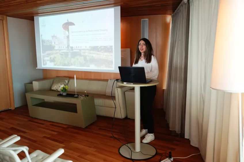 Azin Khodaverdi presenting her work. Photo.